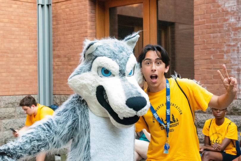 Student with mascot during orientation 2023.